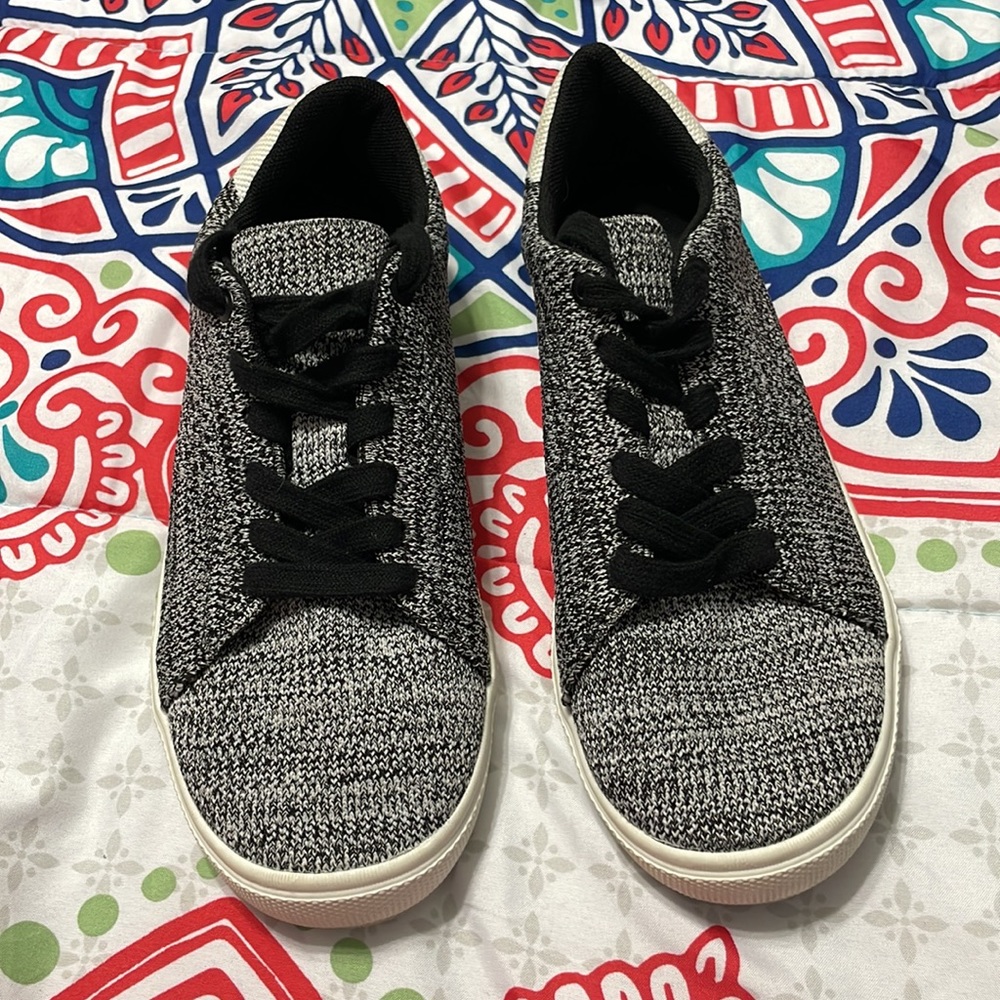 STEVE MADDEN LACE UP